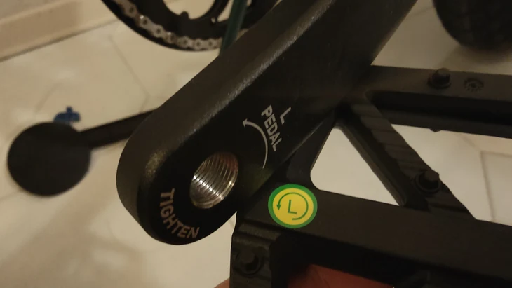 Dettaglio di un componente fornito per il montaggio della Fiido M1 Pro
