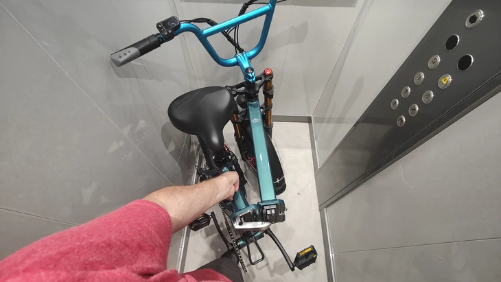 Fiido M1 Pro ripiegata durante il trasporto in ascensore