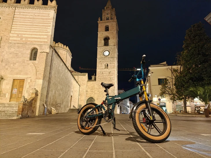 Fiido M1 Pro durante la prova su strada