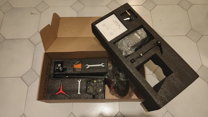 Componenti della Fiido M1 Pro durante le operazioni di montaggio