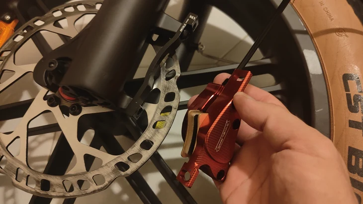 Pinza del freno anteriore della Fiido M1 Pro durante il controllo del problema