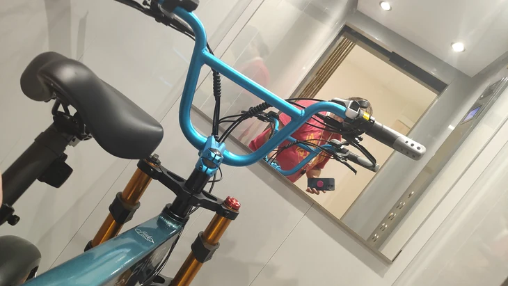 Manubrio azzurro e linea della Fiido M1 Pro