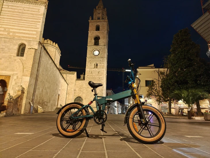 Fiido M1 Pro fotografata durante la prova serale