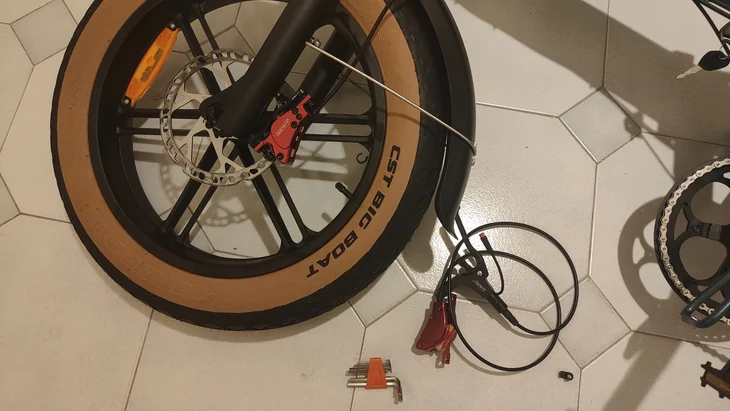 Fiido M1 Pro ripiegata per ridurre l'ingombro