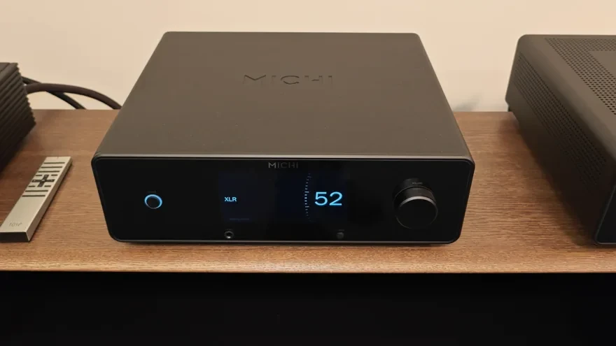 Un componente Michi Prestige con controllo del volume e display frontale.