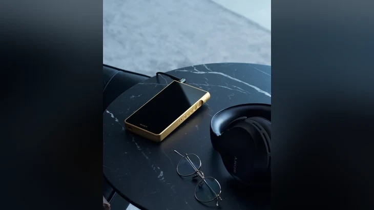 Sony Walkman NW-WM1ZM3 dorato accanto a cuffie Sony