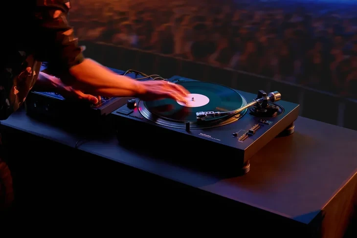 Technics SL-1210MKX utilizzato da un DJ durante una performance