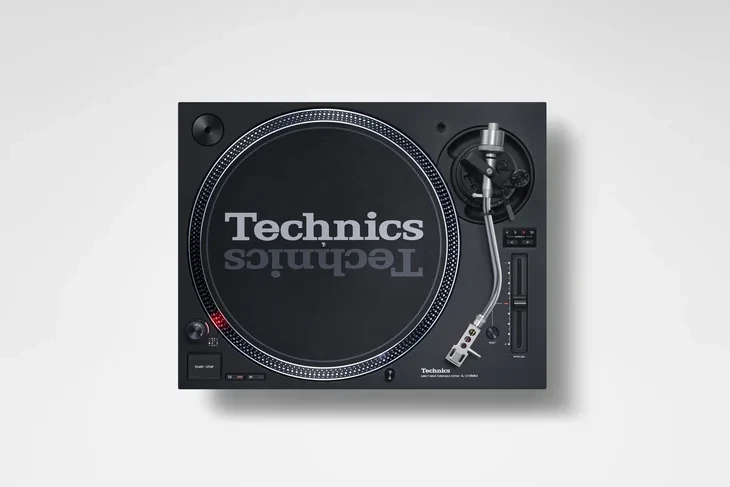 Vista dall’alto del Technics SL-1210MKX con braccio a S e comandi del pitch