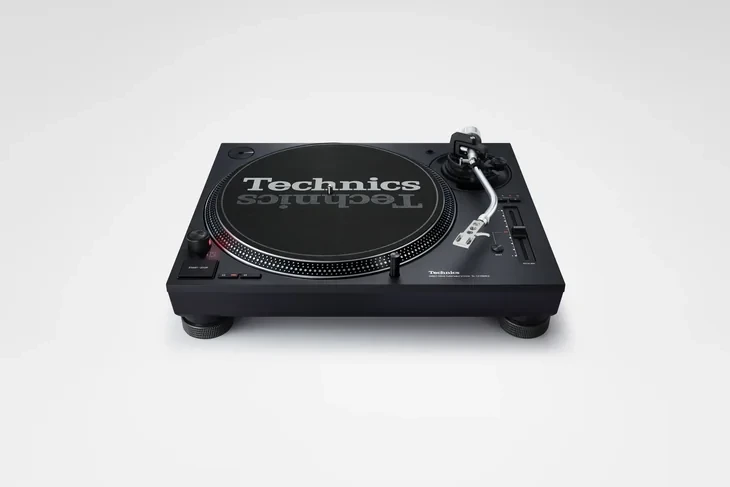 Giradischi Technics SL-1210MKX visto frontalmente di tre quarti